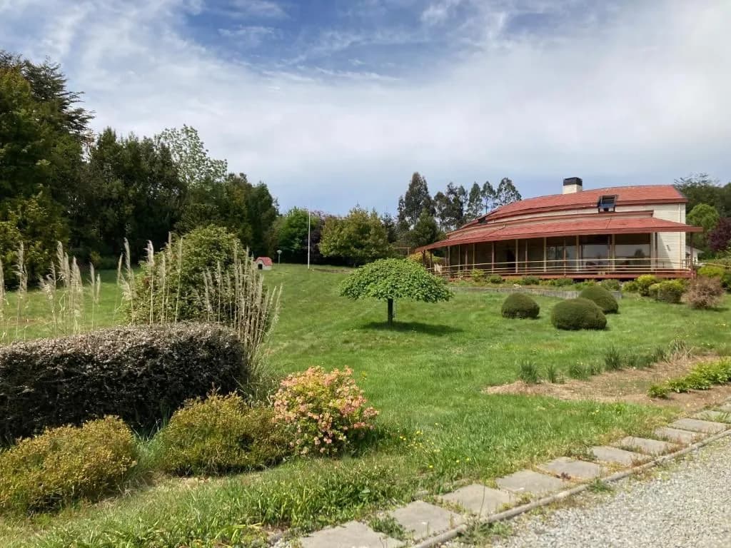 El Claustro de Maestros: Gobernanza Colegiada y Rigor Espiritual
